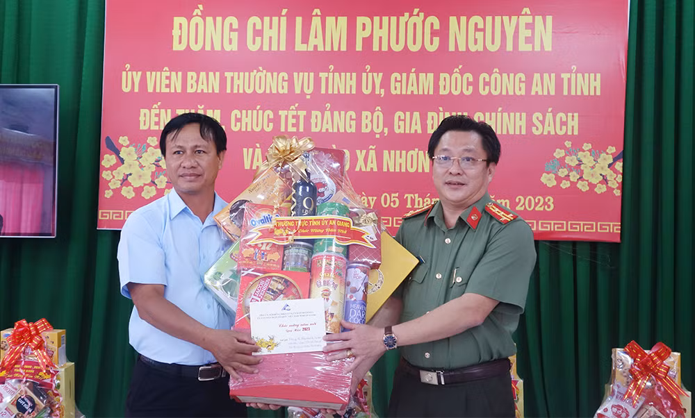 Giám đốc Công an tỉnh An Giang thăm, chúc Tết và tặng quà tại xã biên giới -0