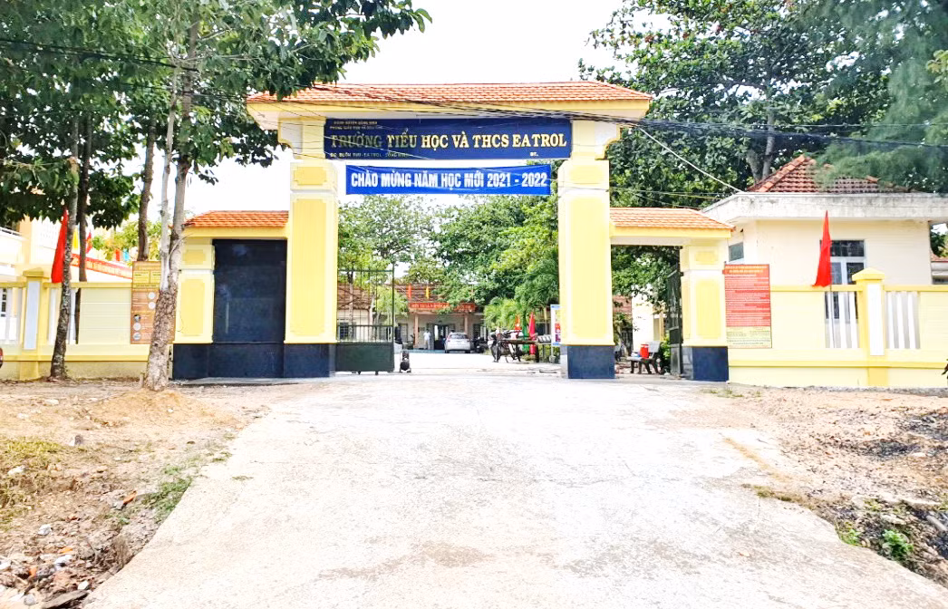  Bắt tạm giam thủ quỹ xén bớt tiền hỗ trợ học sinh vùng đặc biệt khó khăn -0