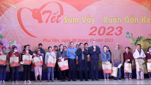 Thủ tướng dự Chương trình “Tết sum vầy - Xuân gắn kết” tại Phú Yên