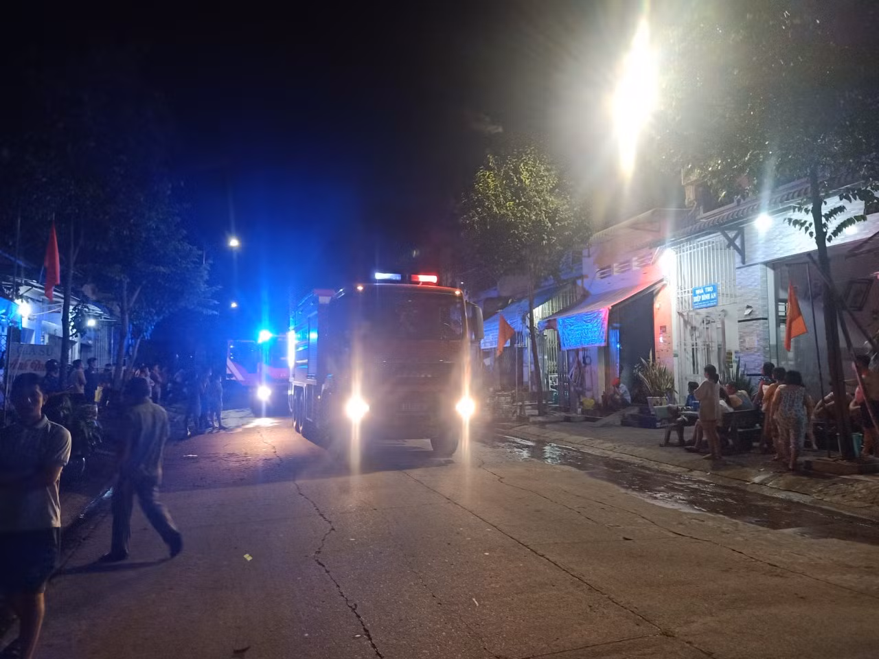 Giận vợ đốt xe cháy luôn nhà trọ -0