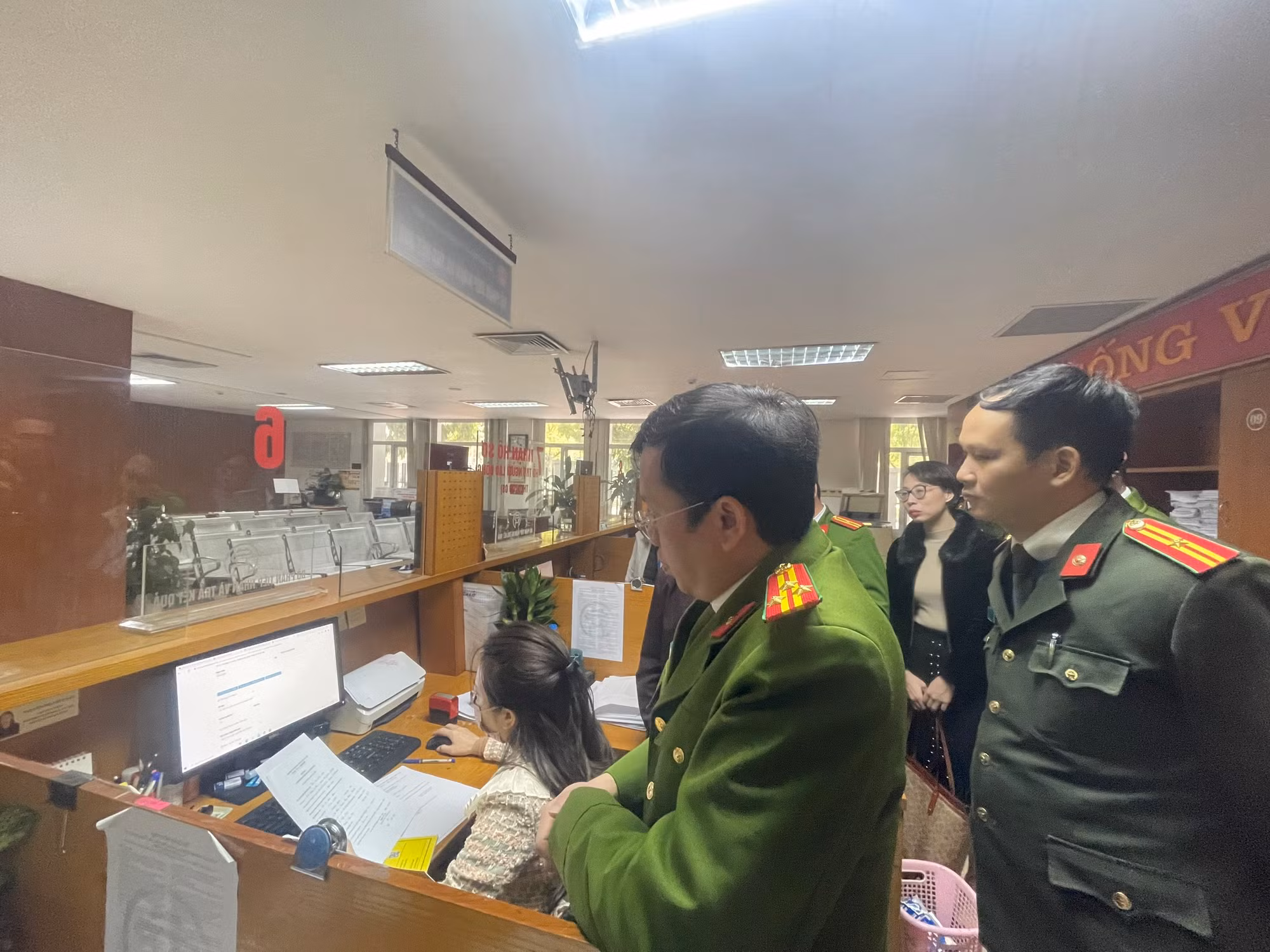 Người dân cần sử dụng các phương thức nào khi giao dịch hành chính thay sổ hộ khẩu, sổ tạm trú -0