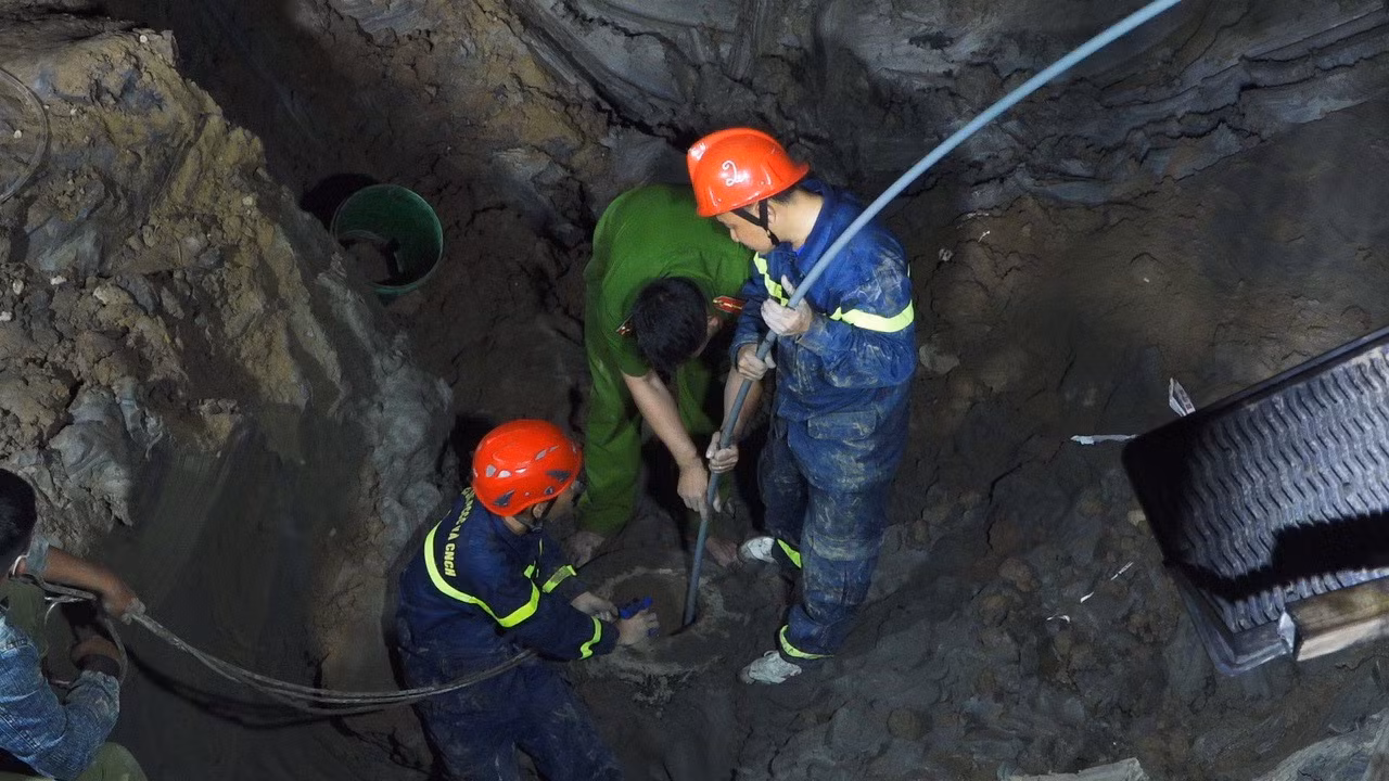 Toàn cảnh hơn 68h giải cứu bé trai bị lọt vào lòng cọc bê tông tại công trình cầu Rọc Sen ở Đồng Tháp -0