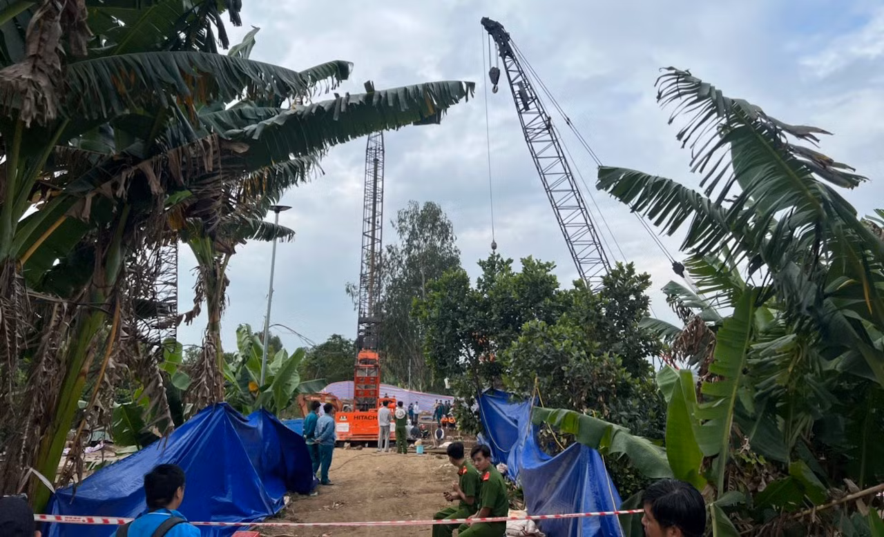Vẫn đang tích cực công tác cứu hộ, giải cứu nạn nhân bị lọt vào trụ bê-tông ở Đồng Tháp -0