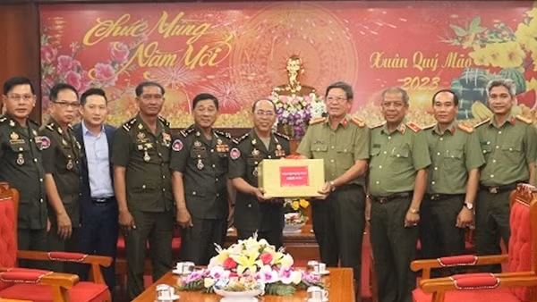 Bộ Tư lệnh Cảnh vệ Hoàng gia Campuchia thăm, chúc Tết Công an tỉnh Trà Vinh