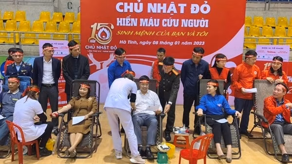 Công an Hà Tĩnh hưởng ứng ngày Chủ nhật đỏ