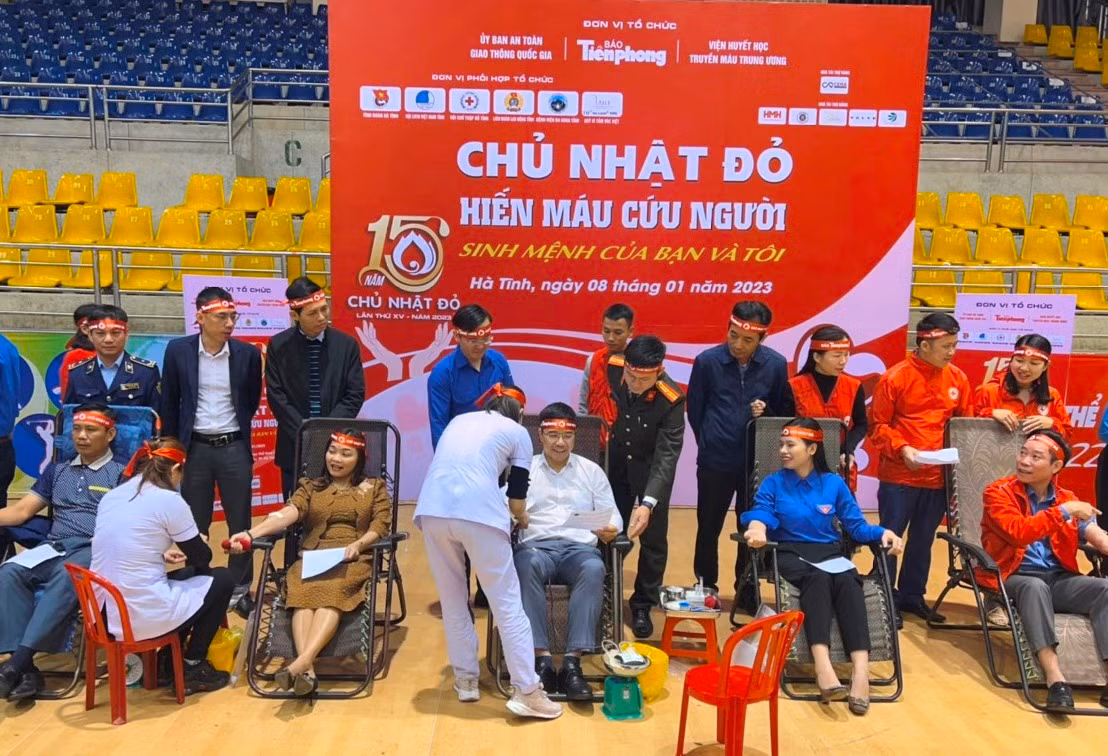 Công an Hà Tĩnh hưởng ứng ngày Chủ nhật đỏ -0