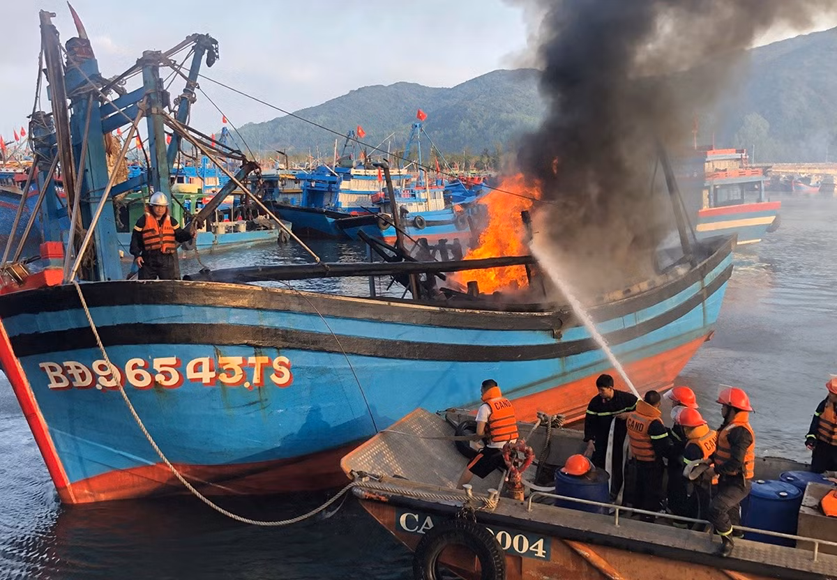 Lính cứu hỏa trên biển -0