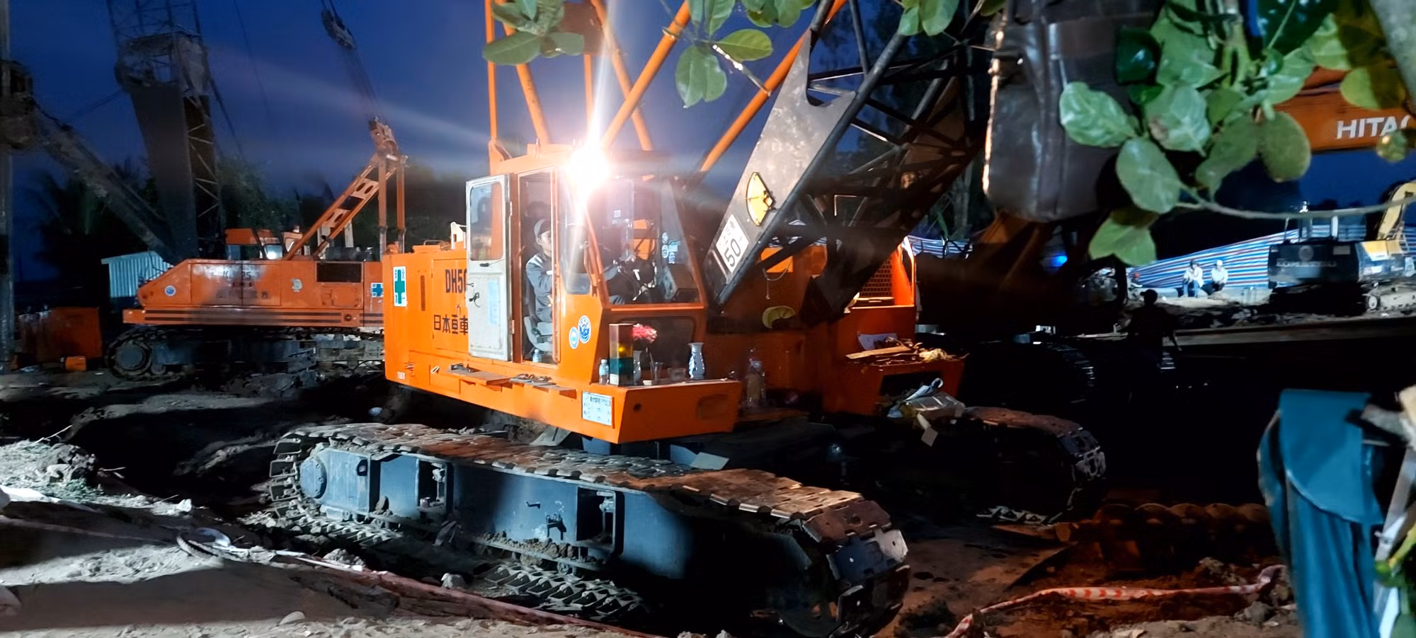 Vụ bé trai rơi trong ống trụ bê tông: Quyết tâm đưa trụ bê tông lên trong đêm nay -0