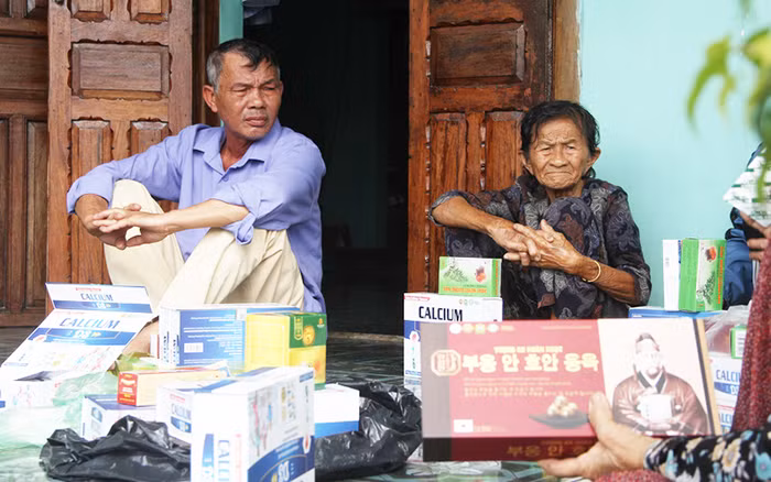 Nhiều “chiêu” lừa người già -0