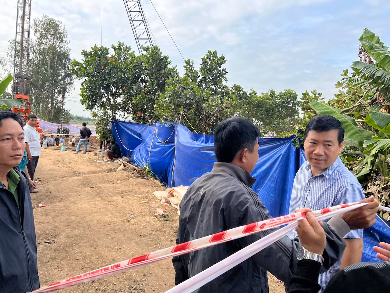 Chủ tịch UBND tỉnh Đồng Tháp thăm hỏi gia đình, chỉ đạo công tác cứu hộ cháu bé lọt vào trụ bê tông -0