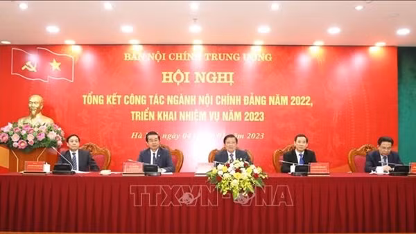 Hai yêu cầu trong công tác kiểm soát quyền lực và bảo vệ cán bộ