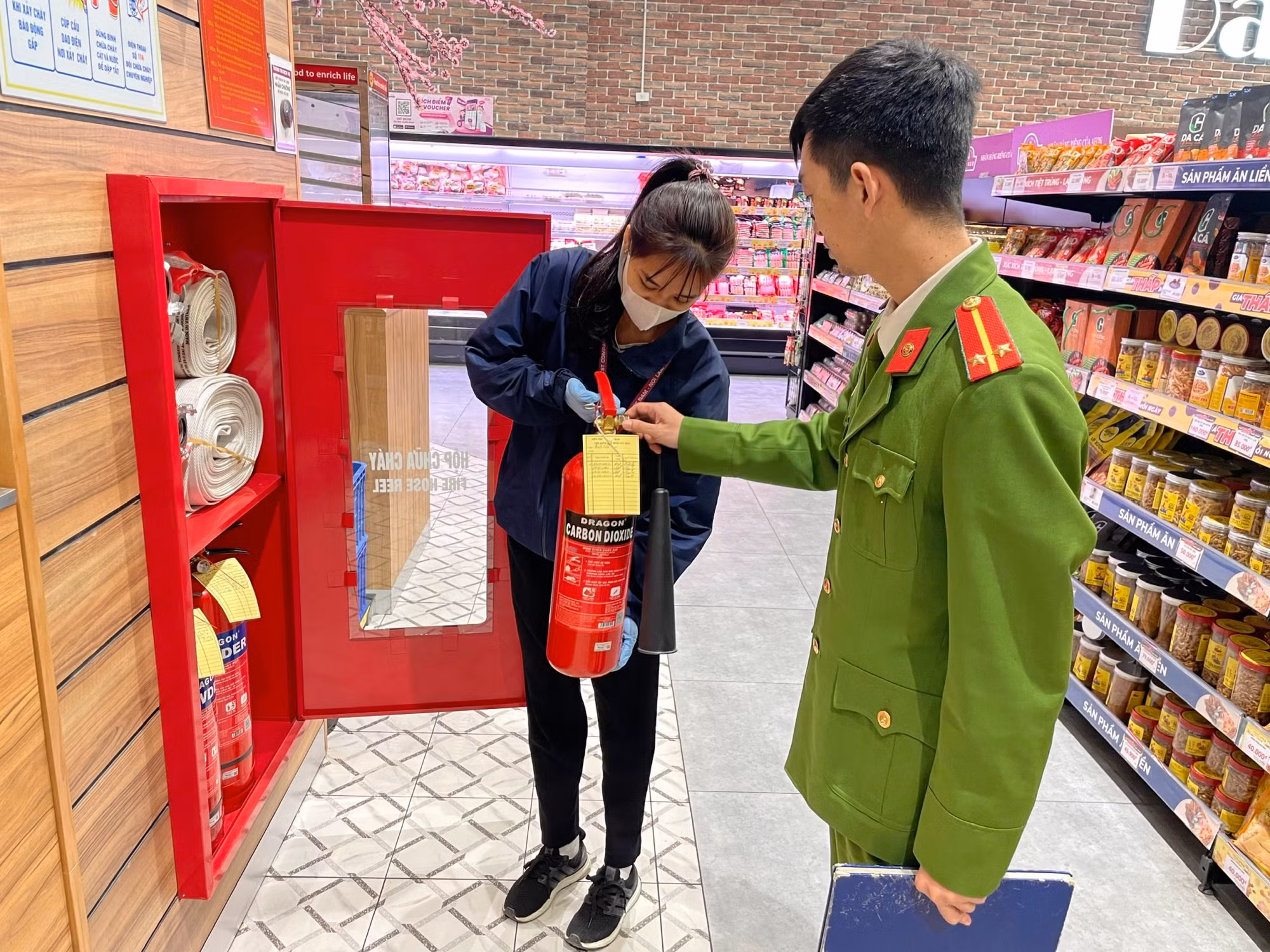 Cảnh sát PCCC Hà Nội tích cực kiểm tra để loại trừ mối lo hỏa hoạn trong dịp Tết -0
