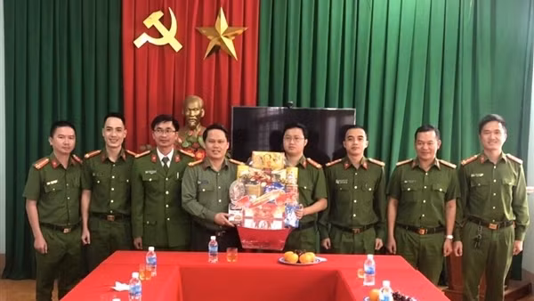 Lãnh đạo Công an tỉnh Đắk Nông kiểm tra công tác bảo đảm ANTT, tặng quà các hộ gia đình khó khăn