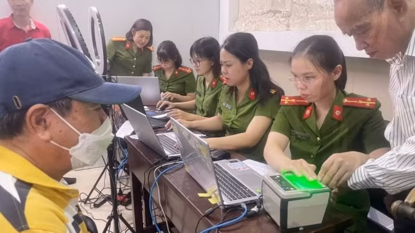 Về nhà đón Tết, làm căn cước công dân gắn chip