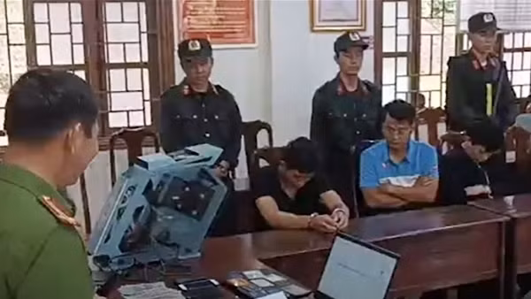 Truy bắt nhóm buôn ma túy dùng hàng nóng