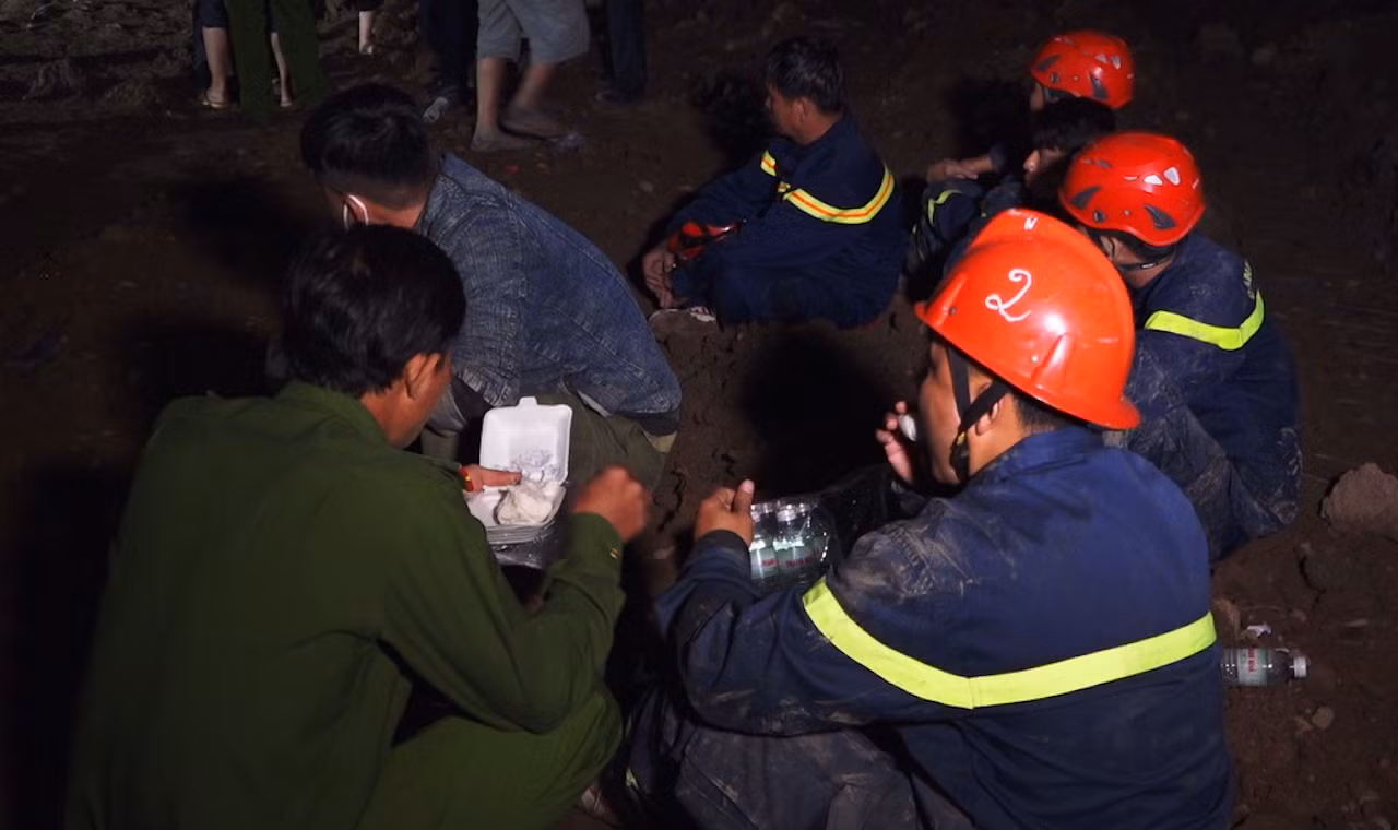 Vẫn đang tích cực công tác cứu hộ, giải cứu nạn nhân bị lọt vào trụ bê-tông ở Đồng Tháp -0