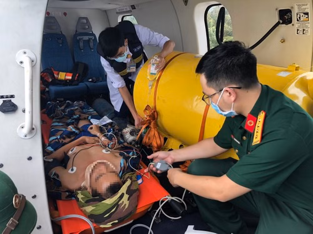 Điều trực thăng bay ra Trường Sa đưa chiến sĩ bị tai nạn về đất liền -0