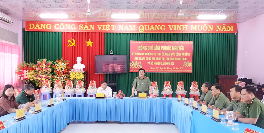 Giám đốc Công an tỉnh An Giang thăm, chúc Tết và tặng quà tại xã biên giới -1