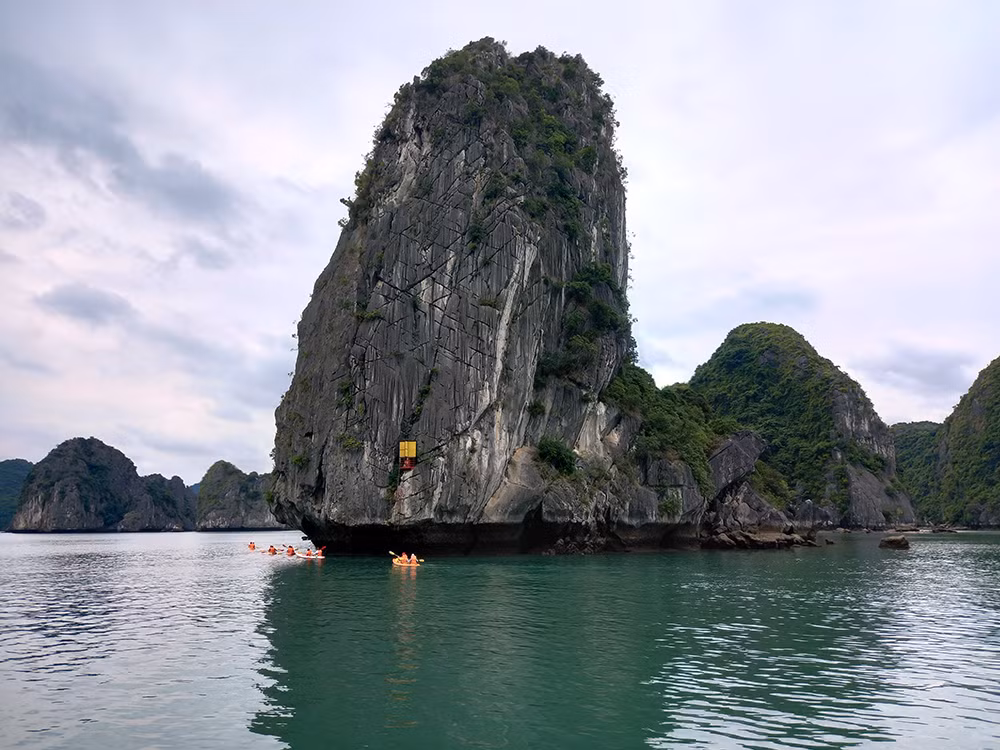 Người lái đò làng chài Việt Hải -0