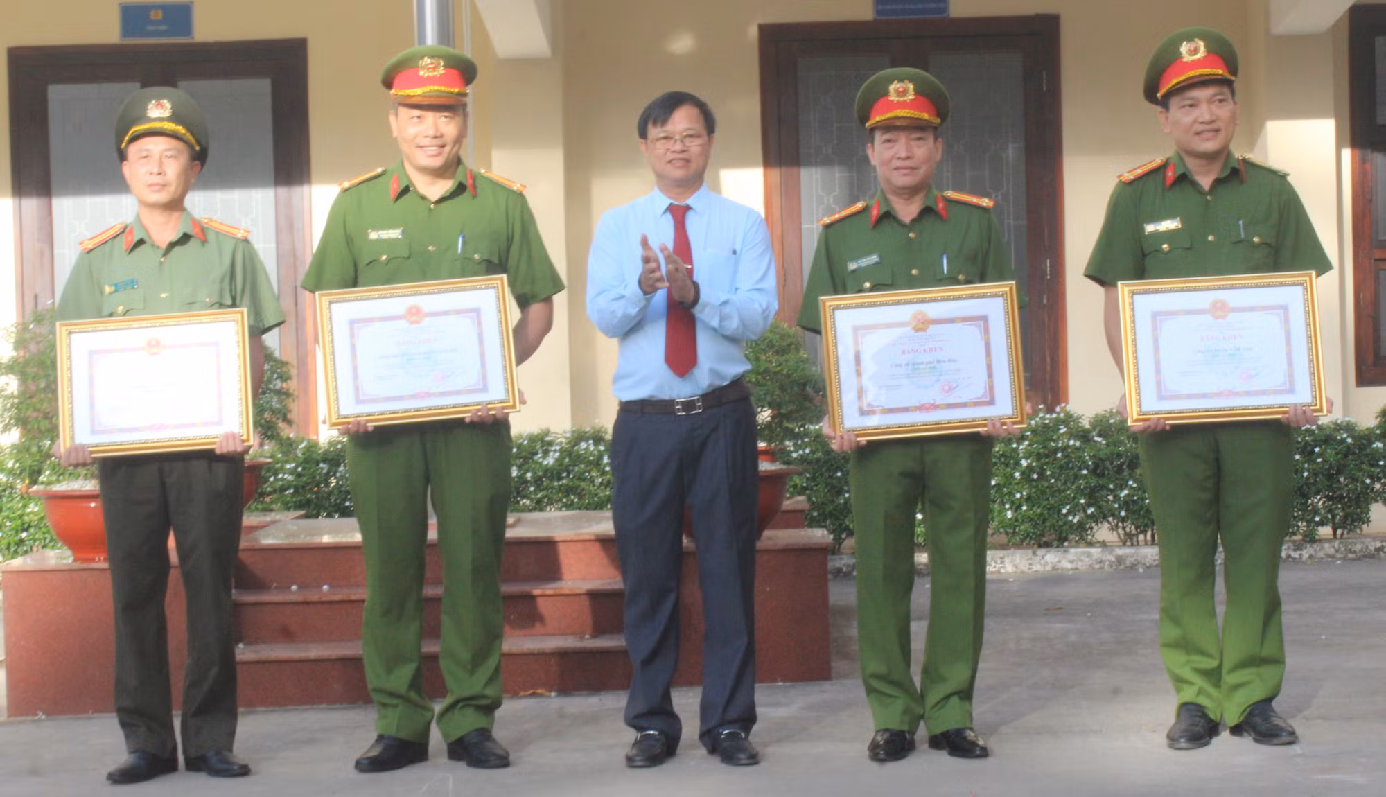 Khen thưởng vụ bắt nhanh đối tượng cướp ngân hàng và thành tích cứu cháu bé rơi trong lỗ cọc bê tông -0