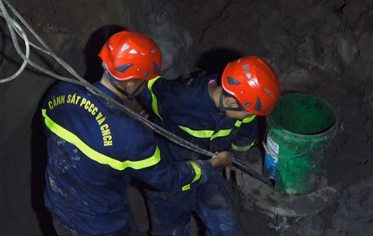 Chủ tịch UBND tỉnh Đồng Tháp thăm hỏi gia đình, chỉ đạo công tác cứu hộ cháu bé lọt vào trụ bê tông -0
