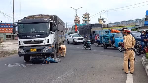 CSGT dùng xe đặc chủng đưa nạn nhân bị tai nạn đến bệnh viện