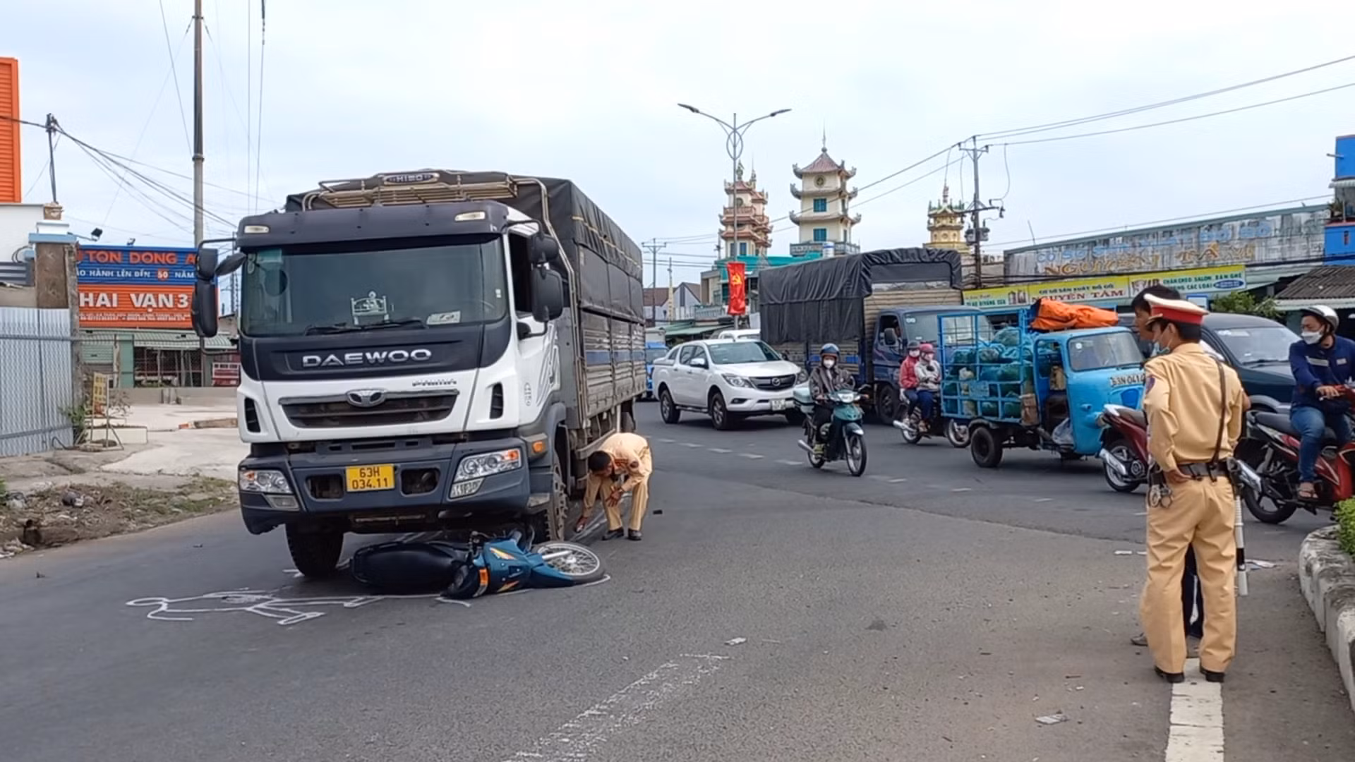 CSGT dùng xe đặc chủng đưa nạn nhân bị tai nạn đến bệnh viện -0