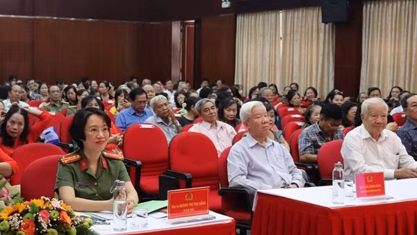 Tự hào khi được khoác trên mình hai màu áo