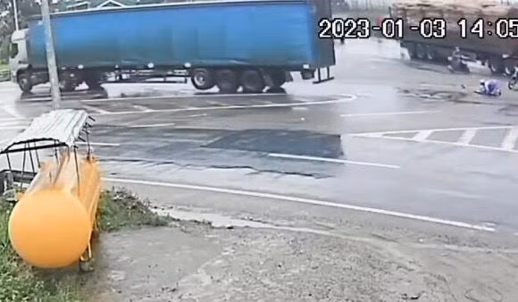 Truy bắt tài xế lái xe đầu kéo nghi gây tai nạn chết người -0