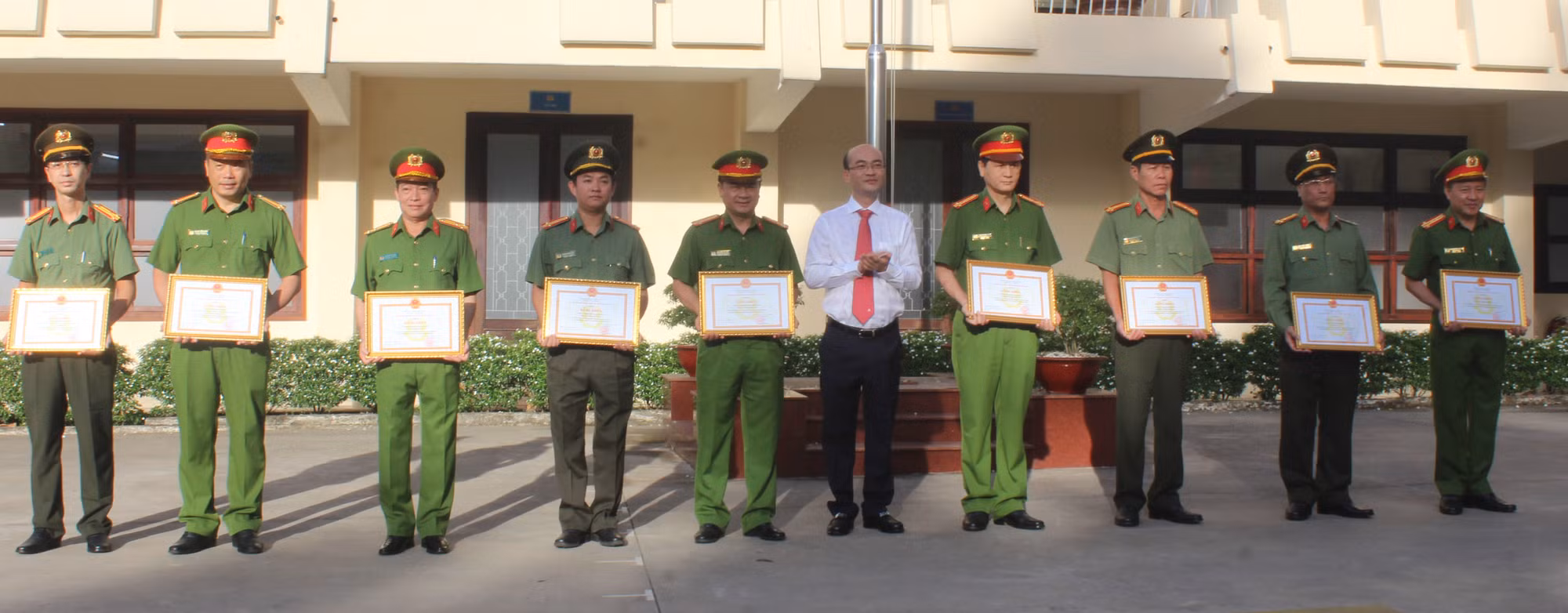 Khen thưởng vụ bắt nhanh đối tượng cướp ngân hàng và thành tích cứu cháu bé rơi trong lỗ cọc bê tông -0