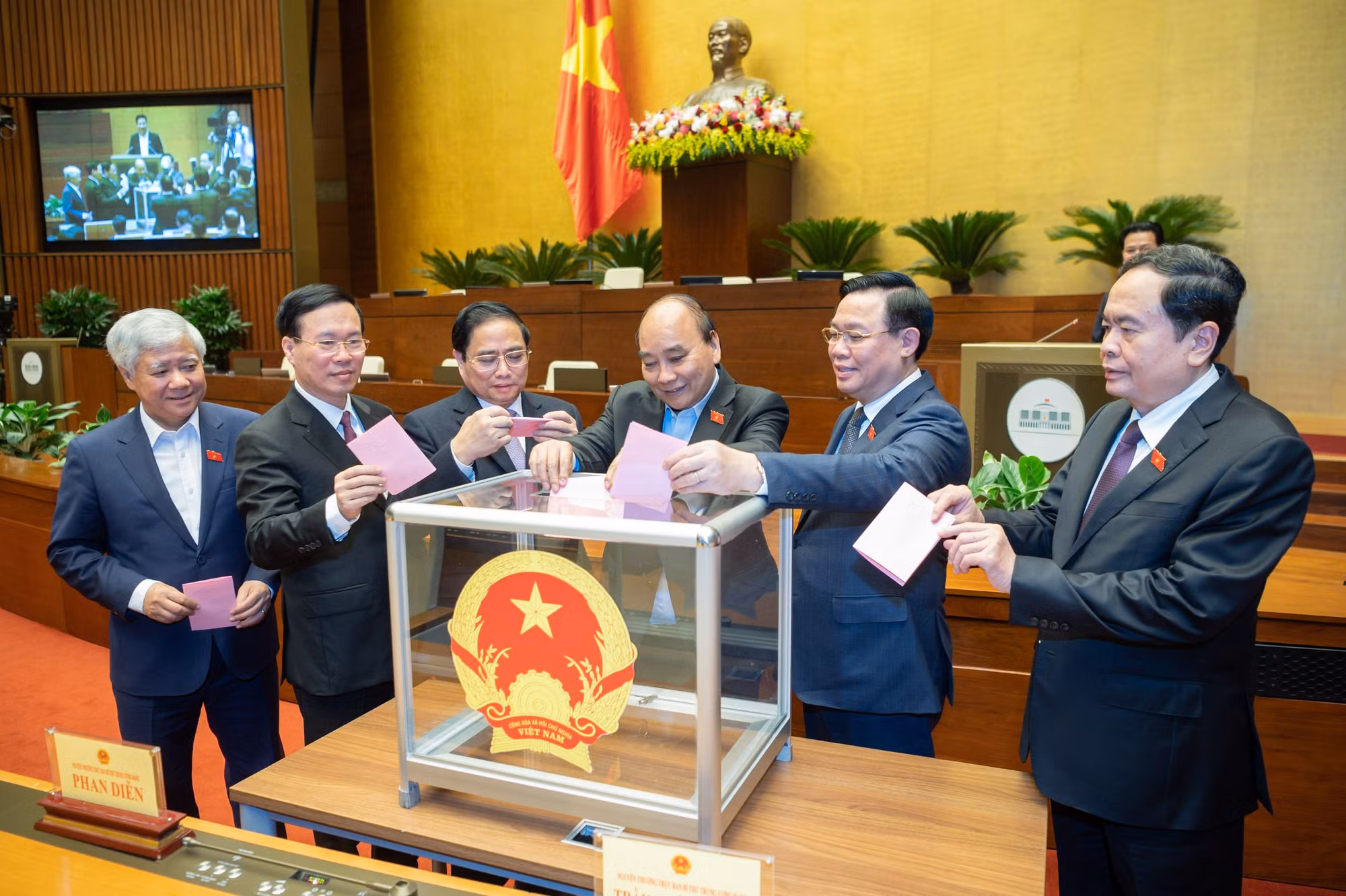 Phê chuẩn bổ nhiệm Phó Thủ tướng Trần Hồng Hà và Trần Lưu Quang -0