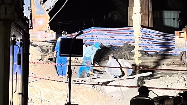 Xuyên đêm nhổ cọc tìm kiếm cháu bé rơi trong ống trụ bê tông