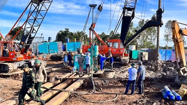 Nhiều đơn vị chi viện giải cứu cháu bé bị lọt trong lòng cọc bê tông
