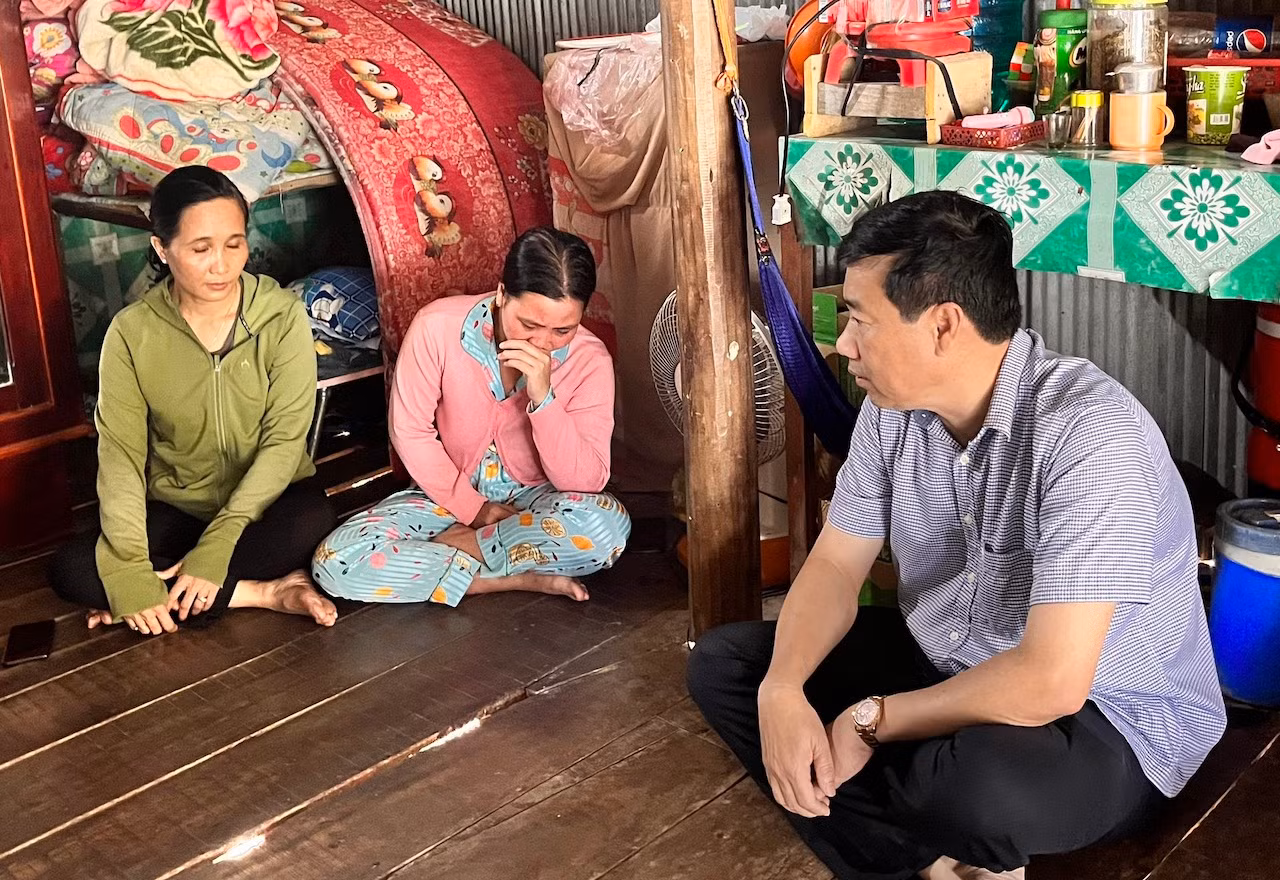Chủ tịch UBND tỉnh Đồng Tháp thăm hỏi gia đình, chỉ đạo công tác cứu hộ cháu bé lọt vào trụ bê tông -0