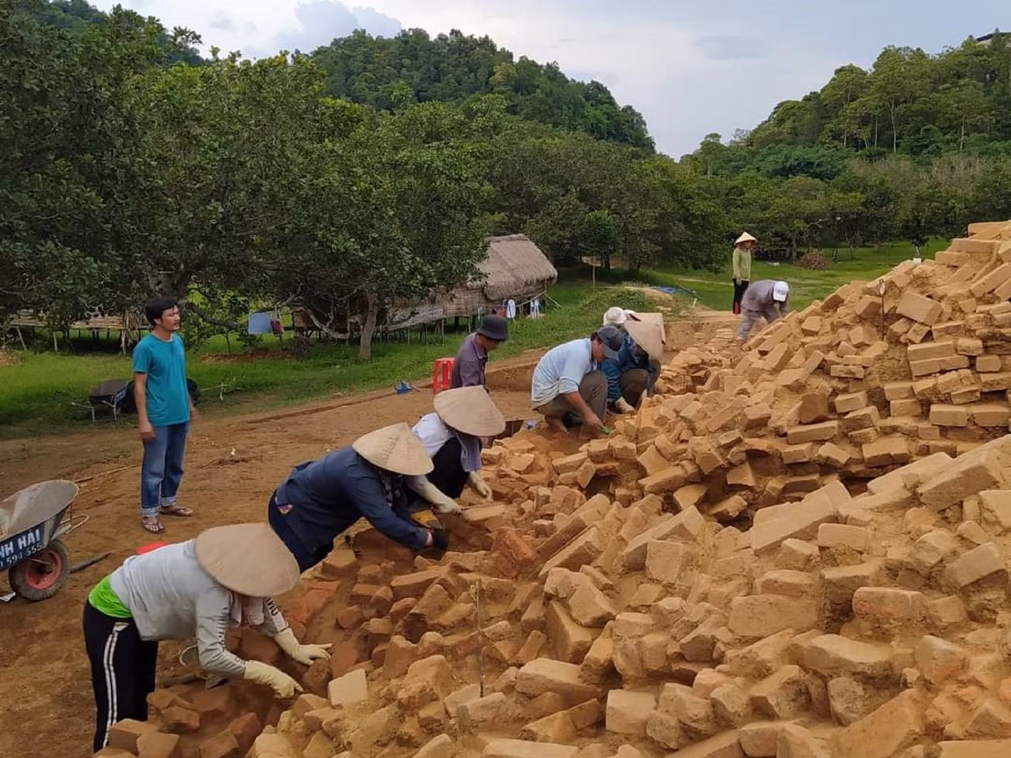 Cuộc “hội ngộ” kỳ lạ của hai phần ngẫu tượng Linga - Yoni bằng thạch anh -0