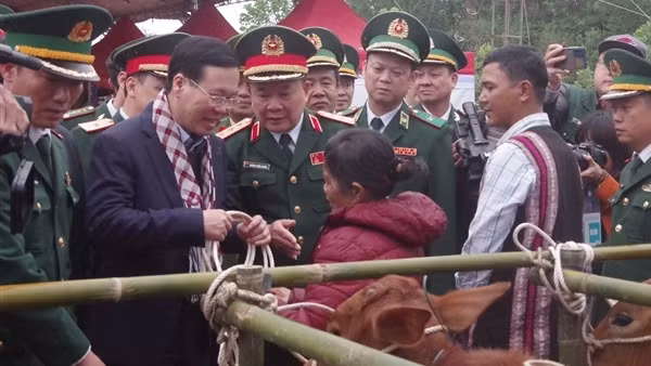 Thường trực Ban Bí thư Võ Văn Thưởng tặng quà đồng bào nghèo ở A Lưới