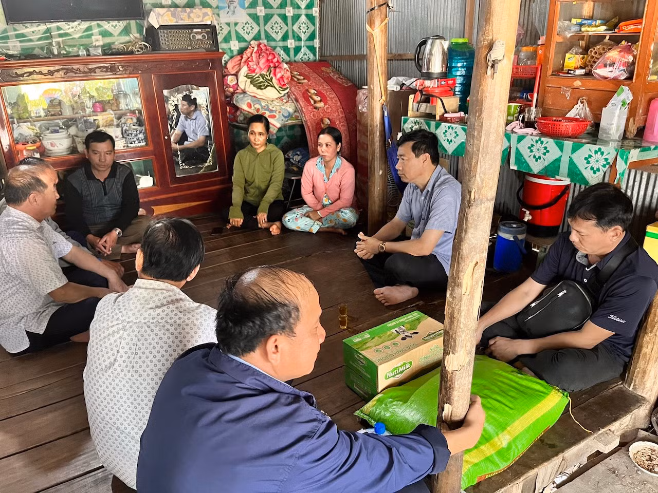 Chủ tịch UBND tỉnh Đồng Tháp thăm hỏi gia đình, chỉ đạo công tác cứu hộ cháu bé lọt vào trụ bê tông -0