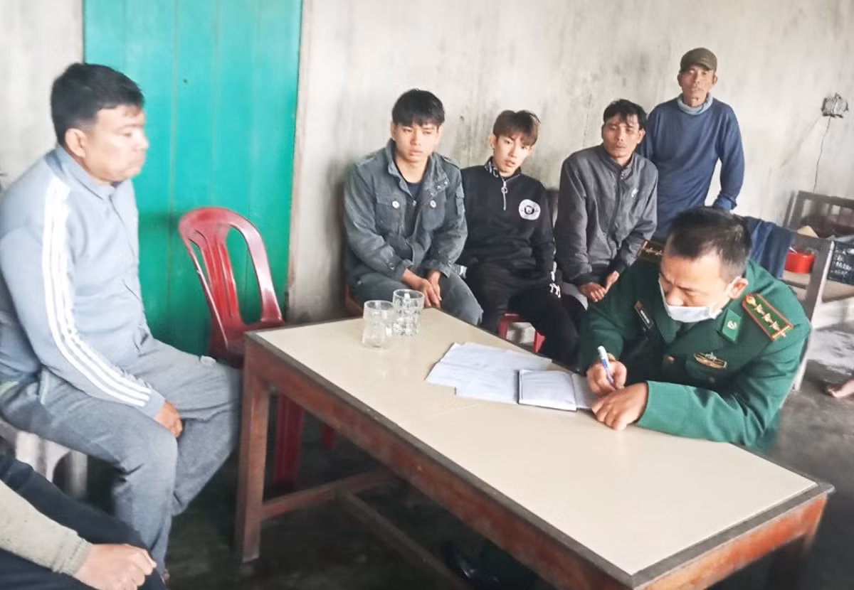 Liên tiếp cứu sống nhiều ngư dân tàu cá gặp nạn trên biển -0