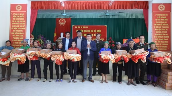 Mang Tết đến sớm với bà con Mã Pí Lèng
