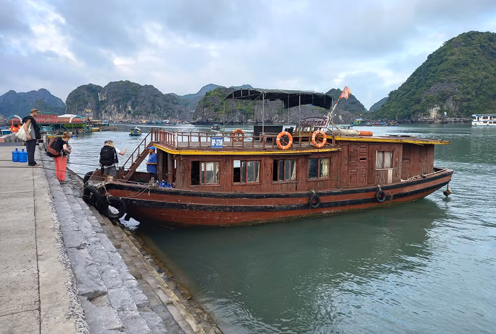Người lái đò làng chài Việt Hải -0