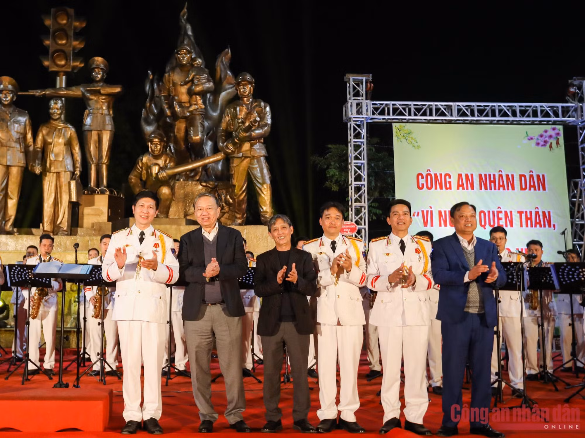 Đoàn nghi lễ CAND biểu diễn tại phố đi bộ Trần Nhân Tông -1