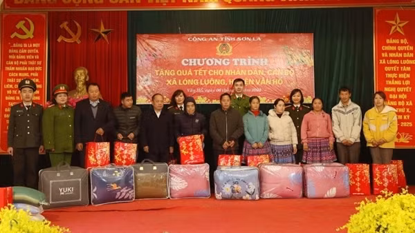 Công an tỉnh Sơn La thăm, tặng quà cho nhân dân vùng biên giới