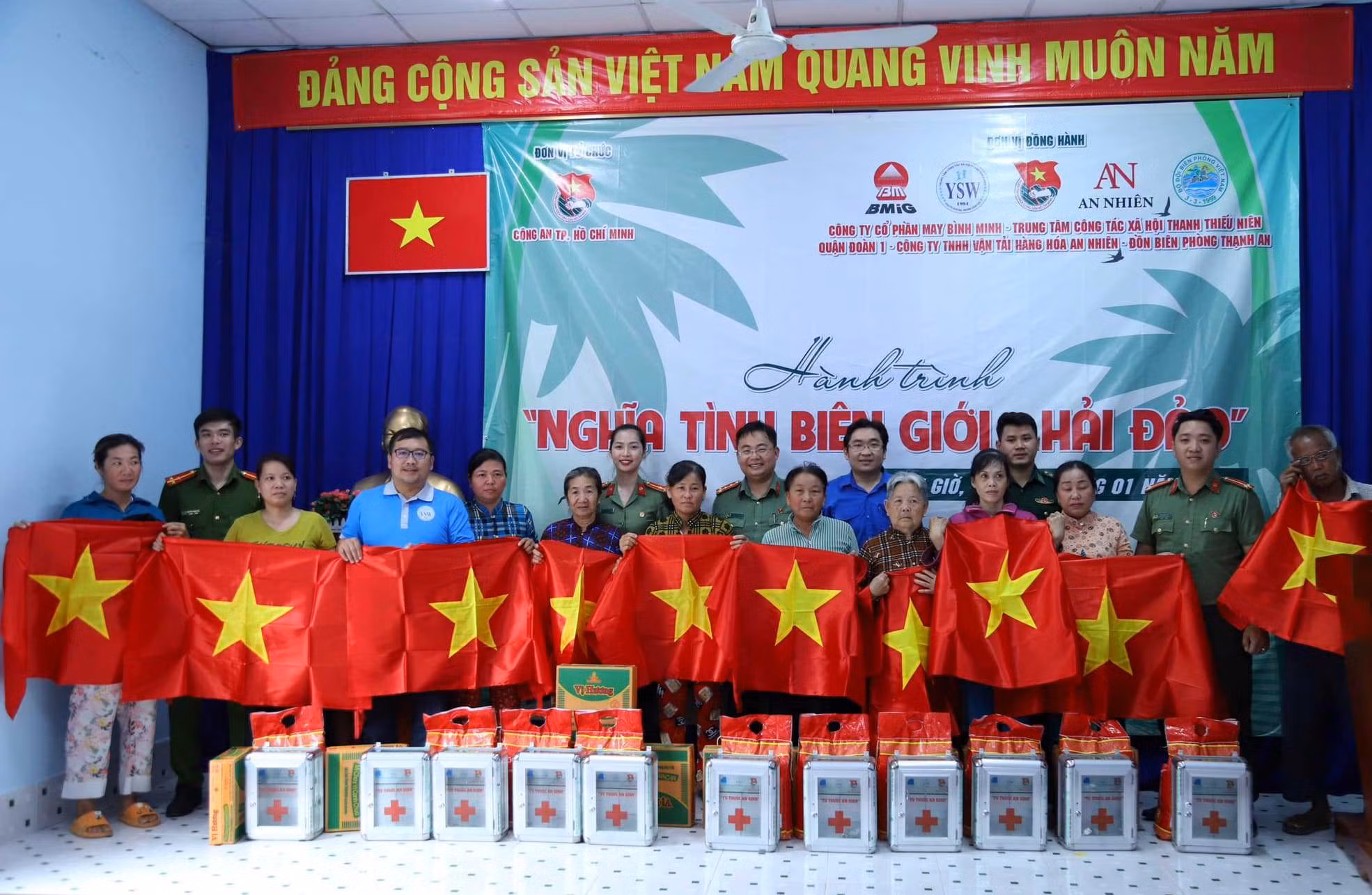 Tuổi trẻ Công an TP Hồ Chí Minh và “Hành trình nghĩa tình biên giới, hải đảo” xuân Quý Mão -0