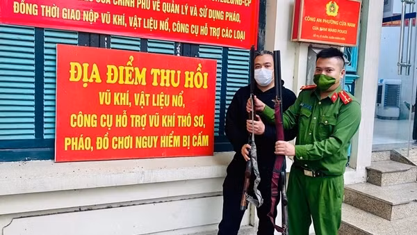 Giao nộp vũ khí, được tặng quà
