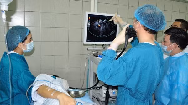 Phẫu thuật nội soi ung thư dạ dày thành công cho cụ bà 91 tuổi