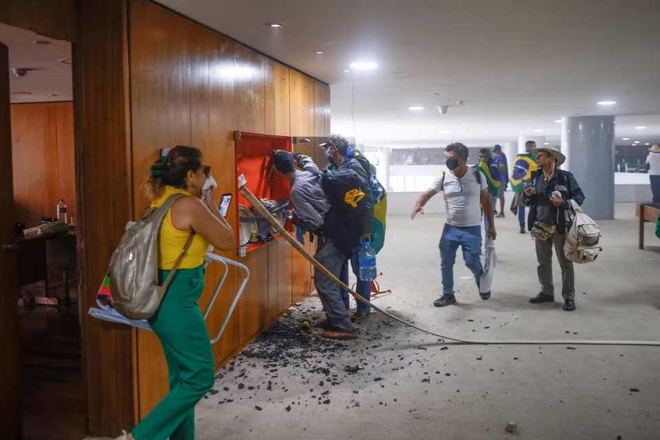 Thủ đô Brazil thất thủ, người biểu tình tràn vào phá hoại dinh tổng thống - 8