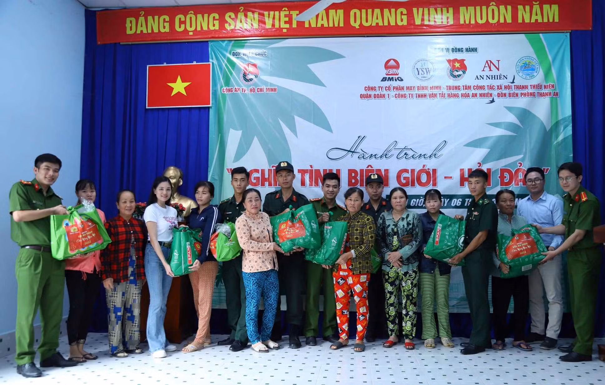 Tuổi trẻ Công an TP Hồ Chí Minh và “Hành trình nghĩa tình biên giới, hải đảo” xuân Quý Mão -0