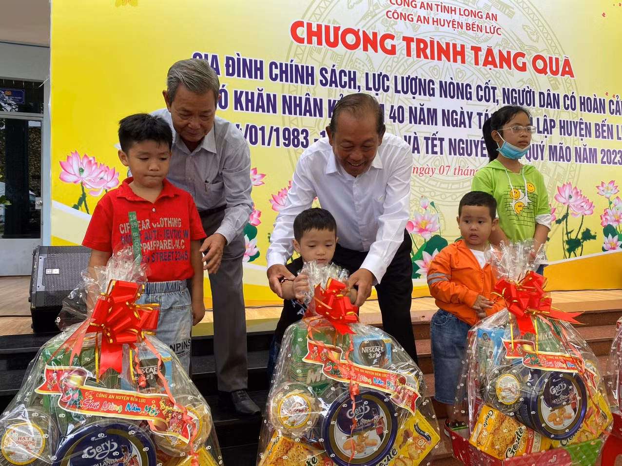Đồng chí Trương Hòa Bình trao hơn 500 phần quà xuân đến bà con huyện Bến Lức -0
