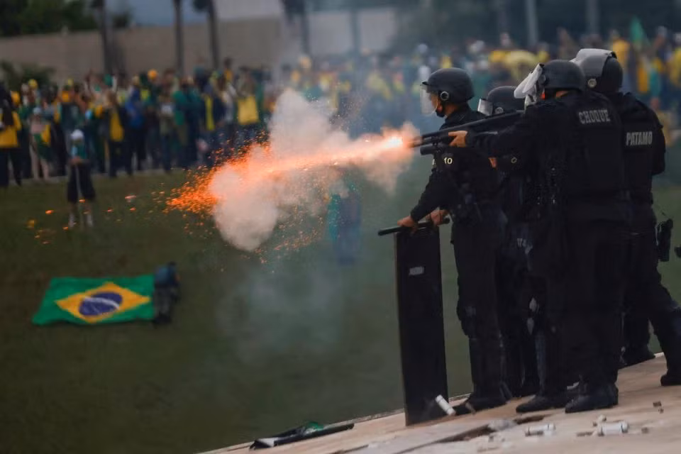 Thủ đô Brazil thất thủ, người biểu tình tràn vào phá hoại dinh tổng thống - 1