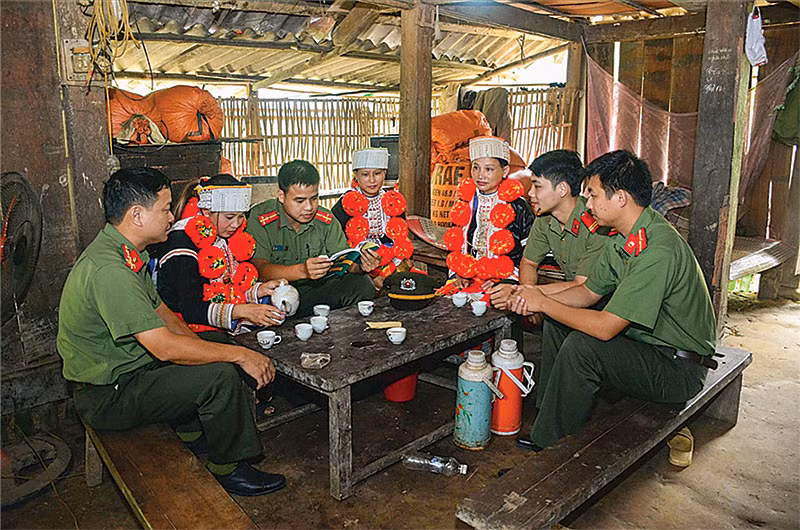 Tô thắm truyền thống anh hùng, vẻ vang -0